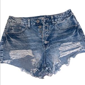 Refuge distressed Jean shorts 💙